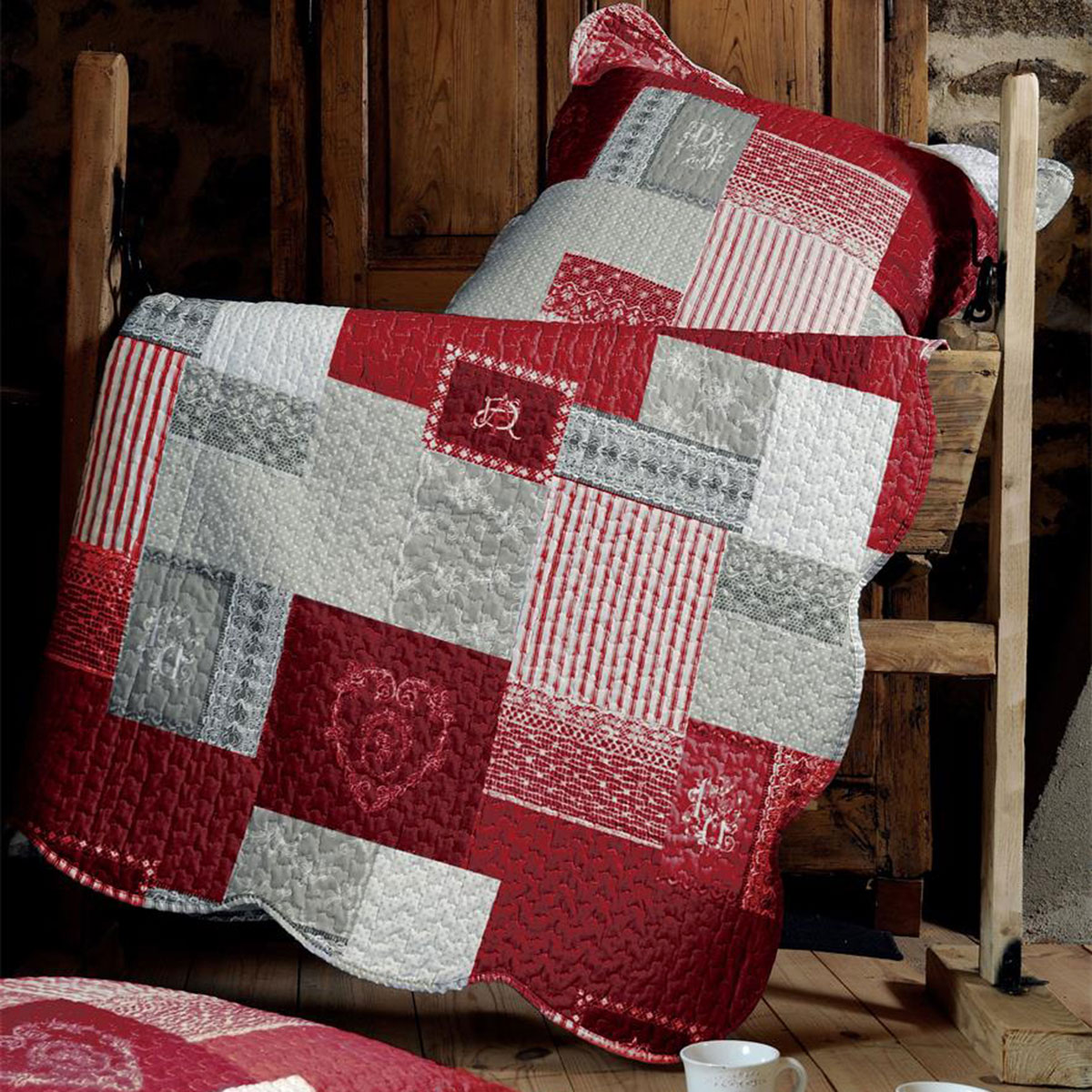 Boutis Arkansas Rouge avec 2 taies assorties 240  220 cm